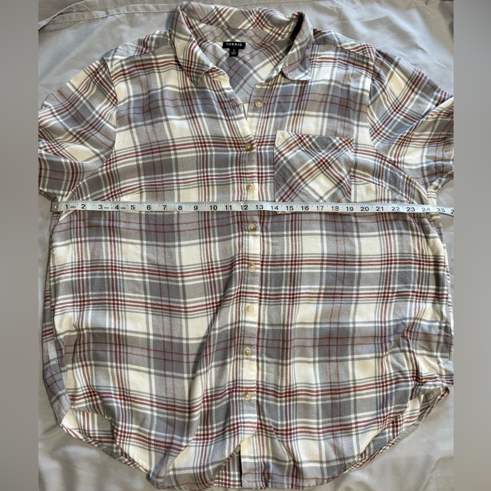 Torrid Plaid Button Down Shirt Womens Size 2 Gray Burgundy Lightweight Blouse - Picture 8 of 9